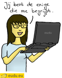 Een meisje spreekt tegen haar laptop.